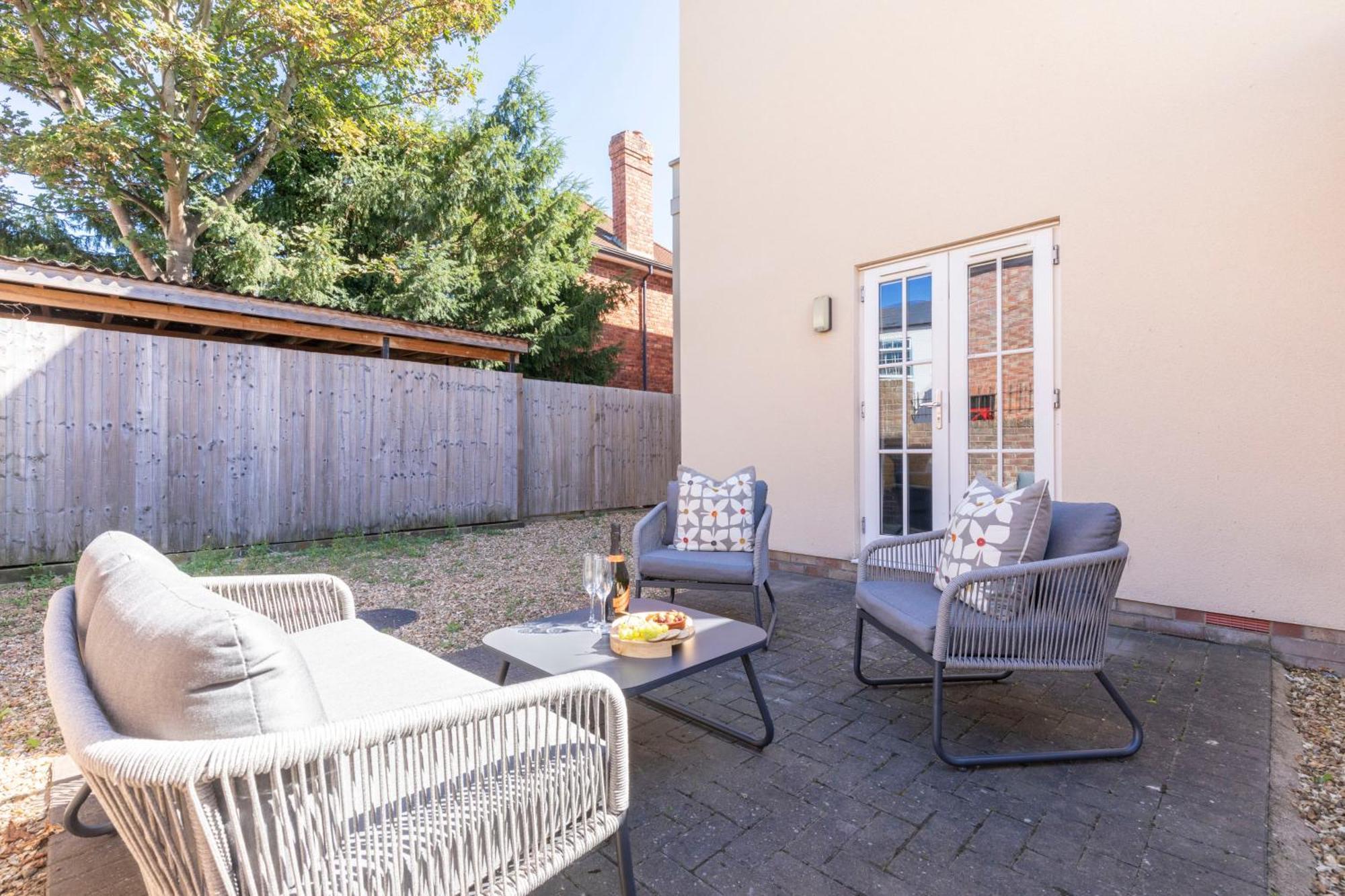 Elliot Oliver - 2 Bedroom Garden Apartment With Parking Cheltenham Bagian luar foto